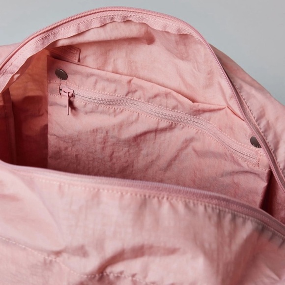 BAGGU Small Cloud Carry-On Bag - Rose Tan Pink UO Exclusive - Picture 4 of 4